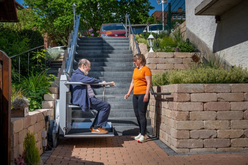 Barrierefreiheit durch einen Treppenlift im Außenbereich.